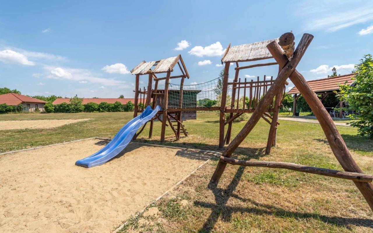 Apartmany Karmon Park Veľký Meder Bagian luar foto