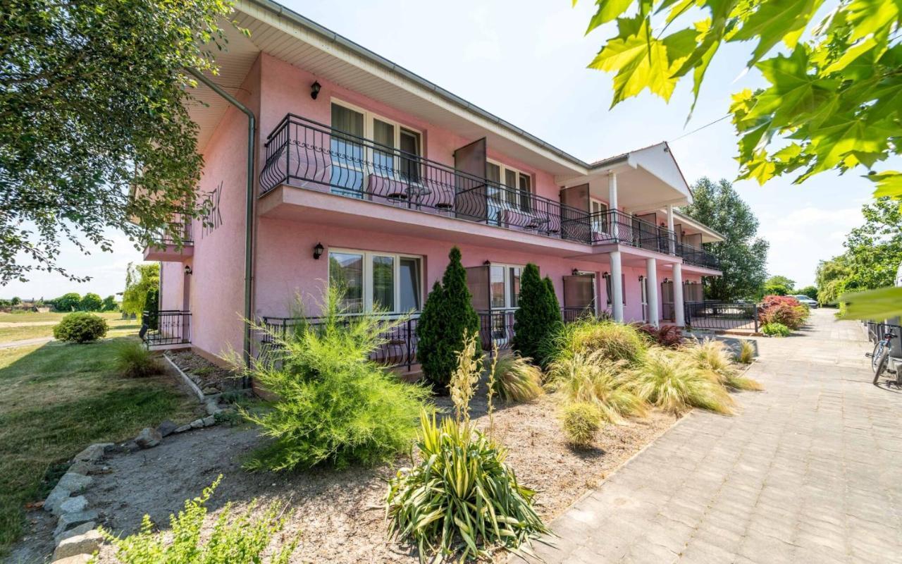 Apartmany Karmon Park Veľký Meder Bagian luar foto