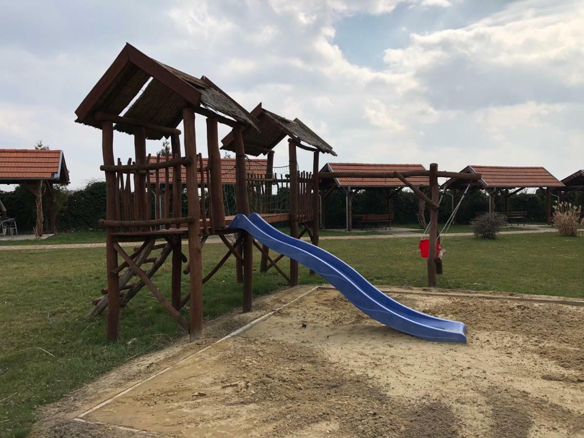 Apartmany Karmon Park Veľký Meder Bagian luar foto